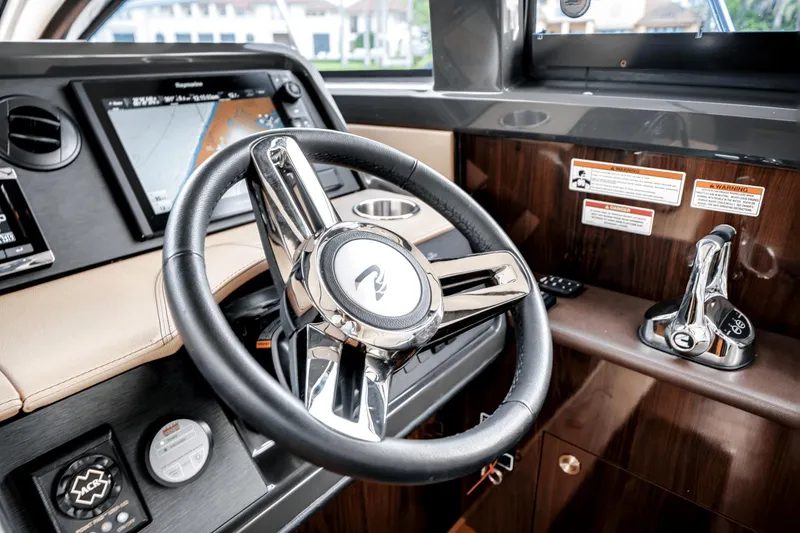 Slide: The Image of Sea Ray 400 Fly 2017 - 19