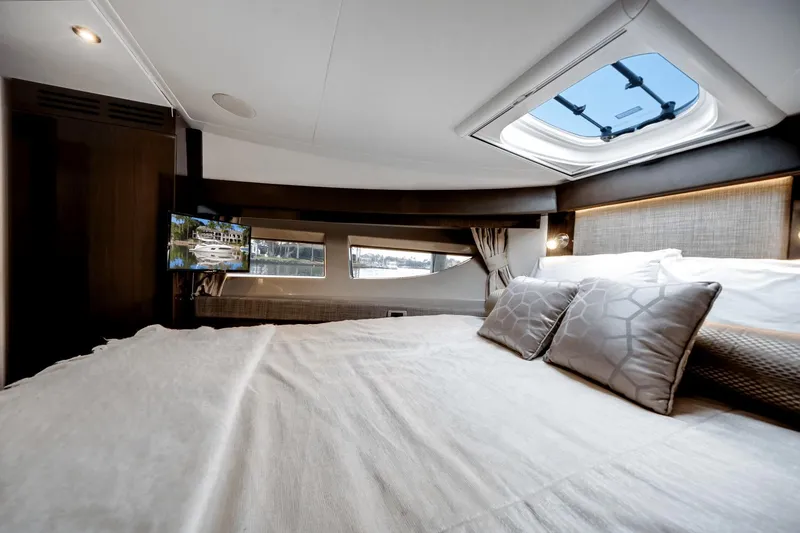 Slide: The Image of Sea Ray 400 Fly 2017 - 24