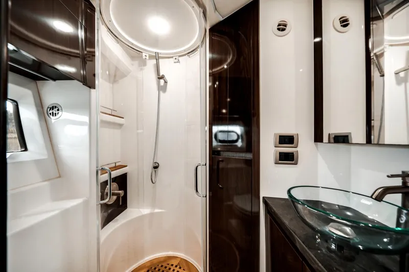 Slide: The Image of Sea Ray 400 Fly 2017 - 26