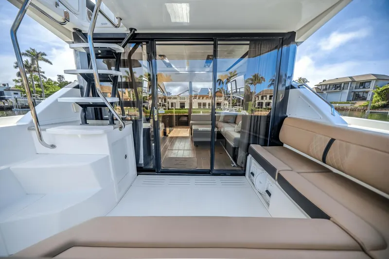 Slide: The Image of Sea Ray 400 Fly 2017 - 30