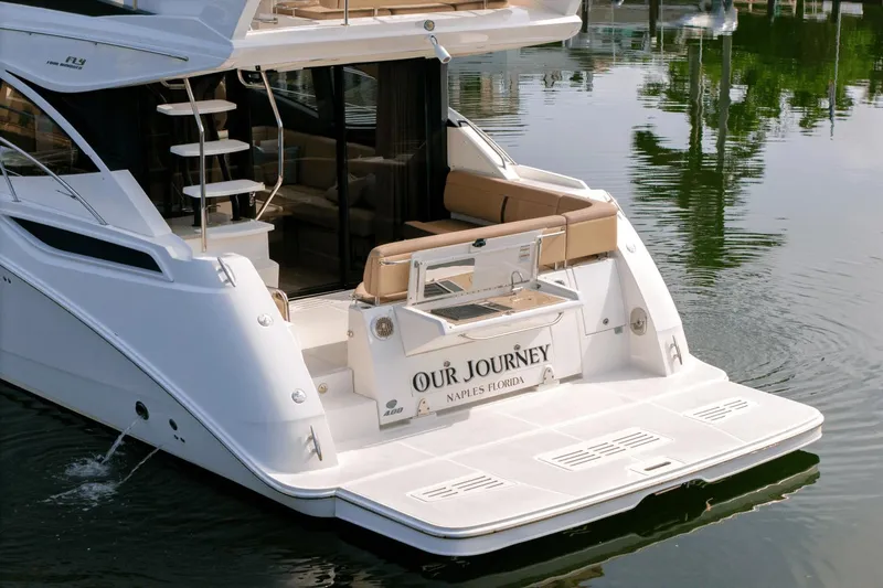 Slide: The Image of Sea Ray 400 Fly 2017 - 8