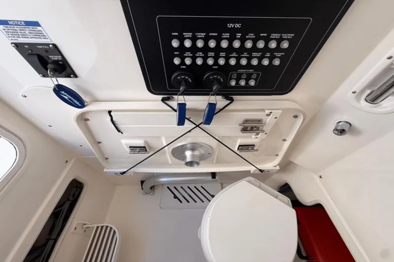 Slide: The Image of Boston Whaler 280 Outrage 2023 - 18