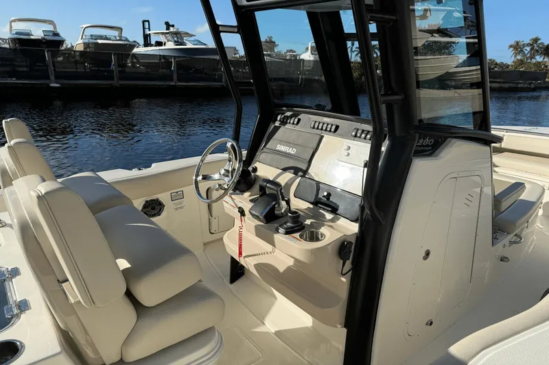Slide: The Image of Boston Whaler 280 Outrage 2023 - 3