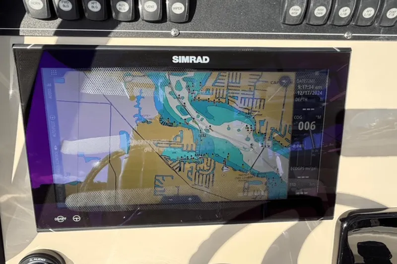 Slide: The Image of Boston Whaler 280 Outrage 2023 - 4