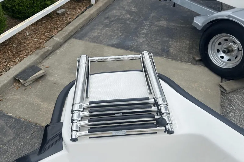 Slide: The Image of Boston Whaler 130 Super Sport 2025 - 13