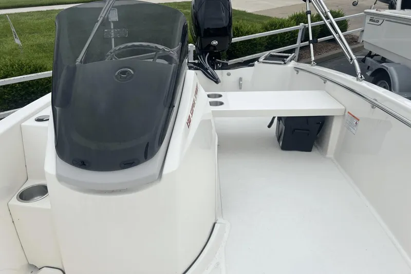 Slide: The Image of Boston Whaler 130 Super Sport 2025 - 17