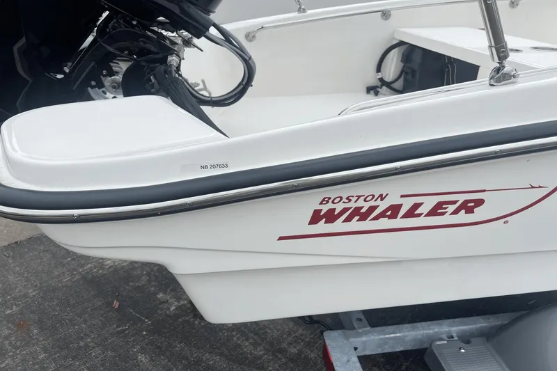 Slide: The Image of Boston Whaler 130 Super Sport 2025 - 20