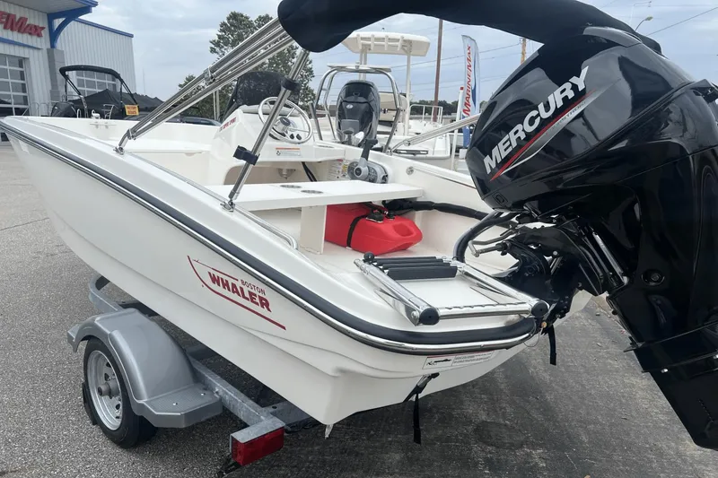 Slide: The Image of Boston Whaler 130 Super Sport 2025 - 24