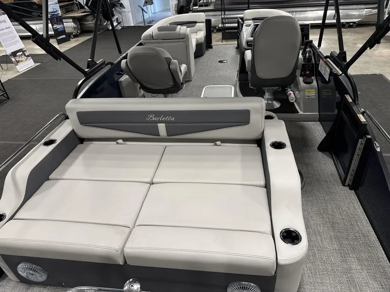 Slide: The Image of Barletta Cabrio 22UC 2025 - 8