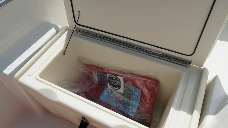 Slide: The Image of Boston Whaler 160 Super Sport 2025 - 9