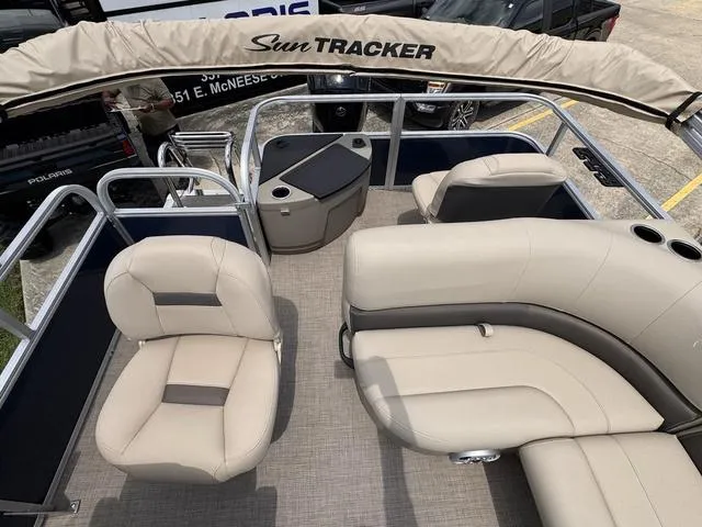 Slide: The Image of Sun Tracker Bass Buggy 18 DLX 2025 - 4