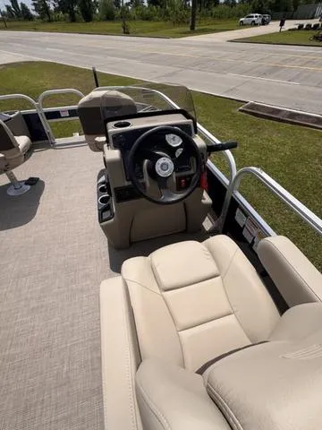 Slide: The Image of Sun Tracker Bass Buggy 18 DLX 2025 - 5