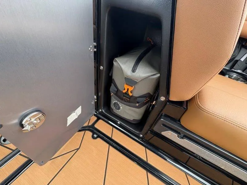 Slide: The Image of Malibu 25 LSV 2025 - 70