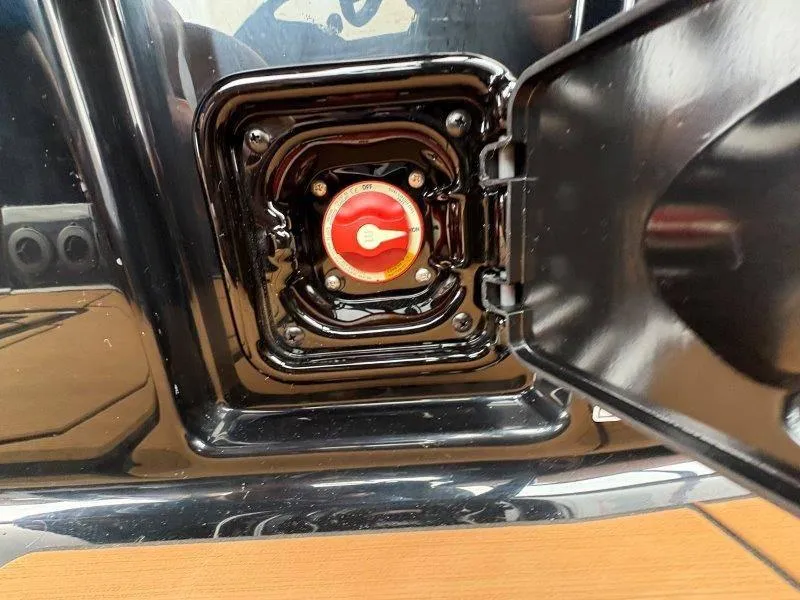 Slide: The Image of Malibu 25 LSV 2025 - 81