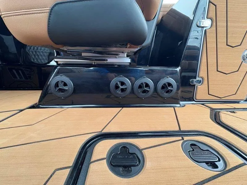 Slide: The Image of Malibu 25 LSV 2025 - 85