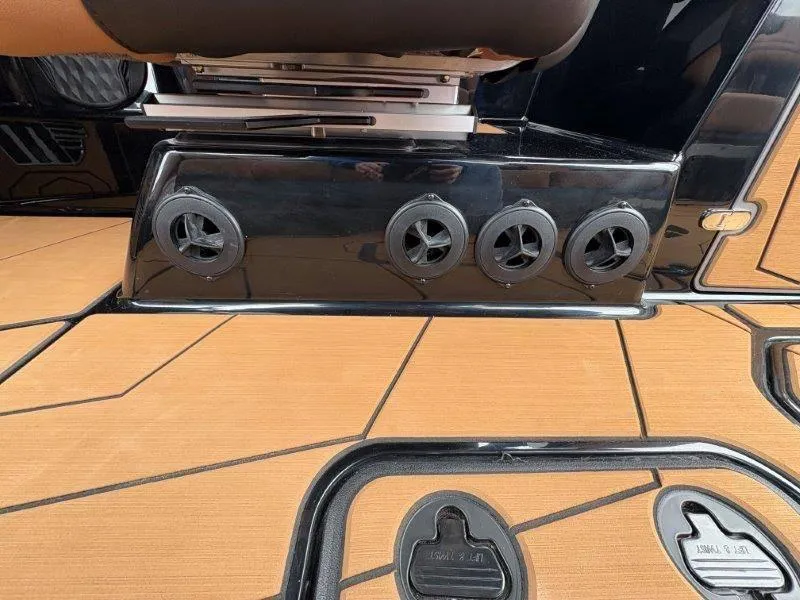 Slide: The Image of Malibu 25 LSV 2025 - 90