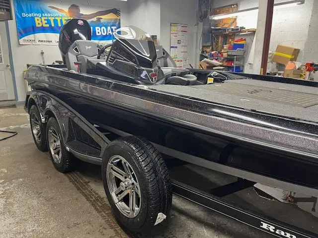 Slide: The Image of 2025 Ranger Z520R Cup-Equipped boat in a garage setting. - 10