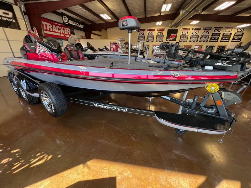 Slide: The Image of 2025 Ranger Z520R Cup-Equipped boat in showroom, featuring sleek design and advanced equipment. - 20