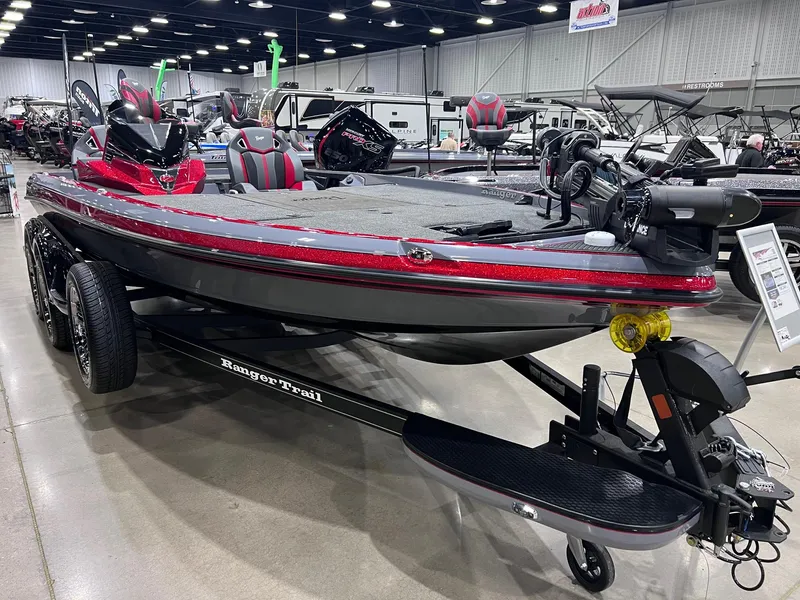Slide: The Image of 2025 Ranger Z520R Cup-Equipped boat on display in a showroom. - 22