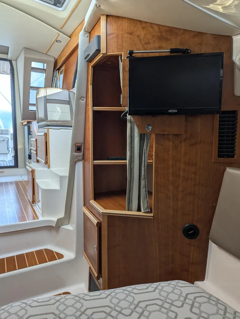 Slide: The Image of Cutwater C-32 CB 2022 - 50