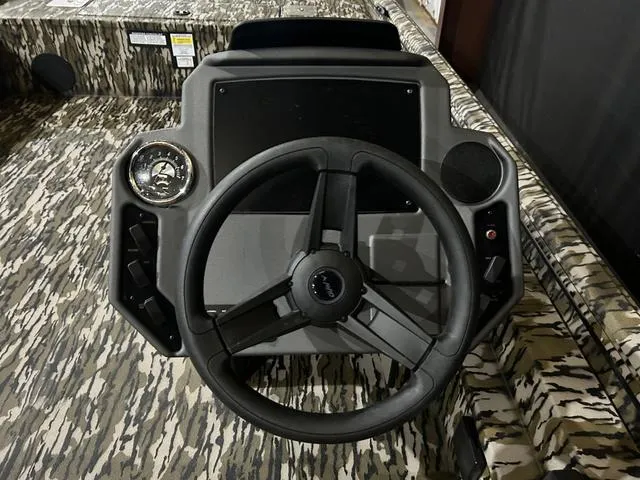 Slide: The Image of Avid 20SC Rogue W/Yamaha 150 2025 - 10