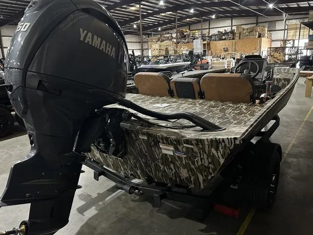 Slide: The Image of Avid 20SC Rogue W/Yamaha 150 2025 - 3