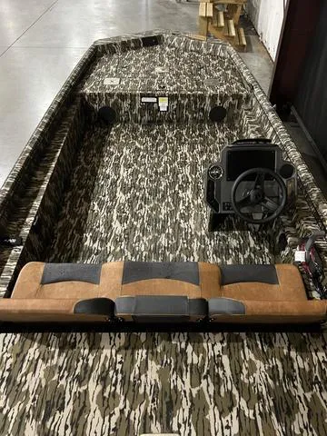 Slide: The Image of Avid 20SC Rogue W/Yamaha 150 2025 - 6