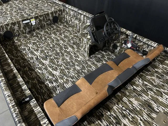 Slide: The Image of Avid 20SC Rogue W/Yamaha 150 2025 - 7