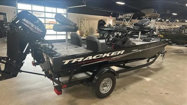 Slide: The Image of Tracker Pro 170 2024 - 3