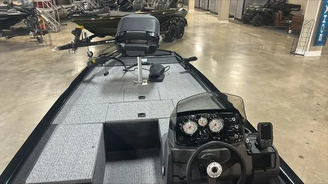 Slide: The Image of Tracker Pro 170 2024 - 4