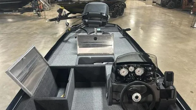 Slide: The Image of Tracker Pro 170 2024 - 5