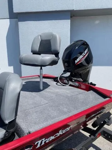 Slide: The Image of Tracker Bass Tracker Classic XL 2025 - 4