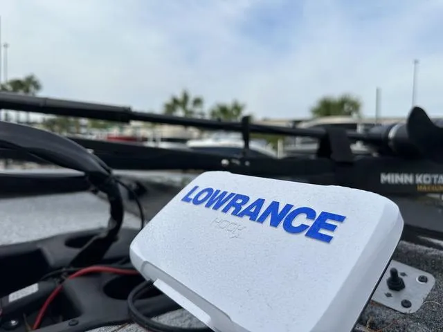Slide: The Image of Lowrance device on 2024 Tracker PROTEAM 195 TXW boat, featuring Minn Kota accessories. - 6