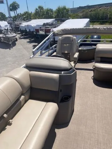 Slide: The Image of Sun Tracker Fishin' Barge 20 DLX 2024 - 3