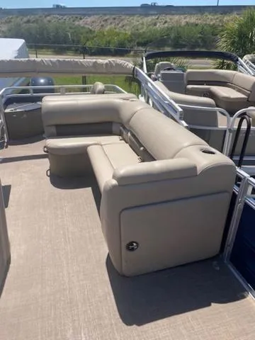 Slide: The Image of Sun Tracker Fishin' Barge 20 DLX 2024 - 4