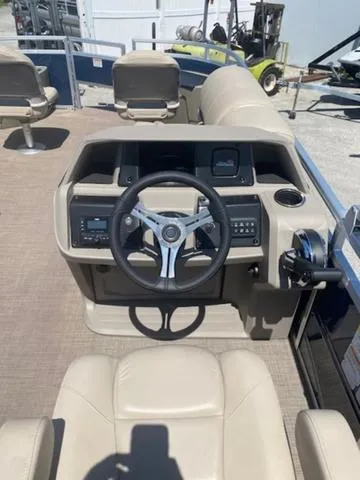 Slide: The Image of Sun Tracker Fishin' Barge 20 DLX 2024 - 6