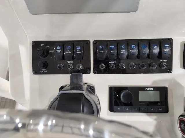 Slide: The Image of Stingray 236CC 2023 - 12