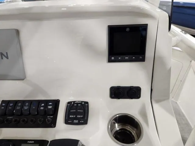 Slide: The Image of Stingray 236CC 2023 - 13