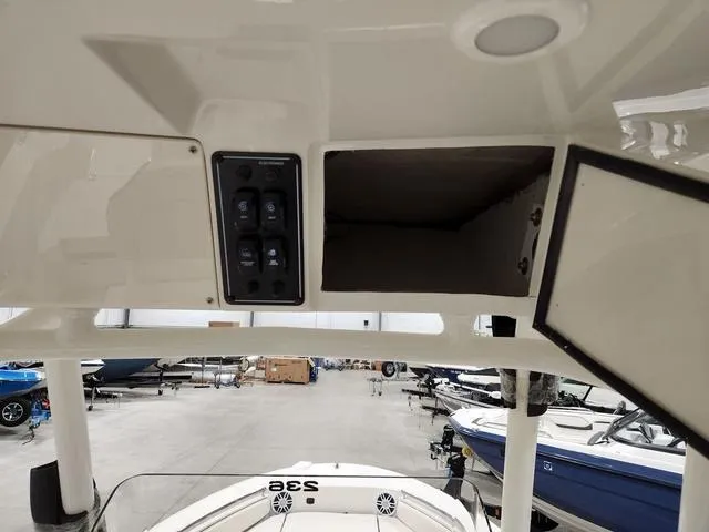 Slide: The Image of Stingray 236CC 2023 - 15