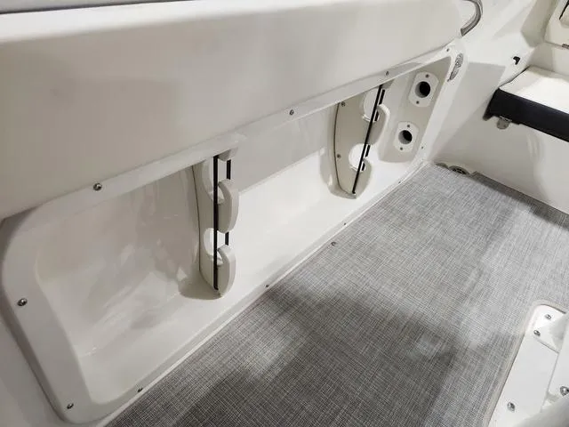 Slide: The Image of Stingray 236CC 2023 - 16