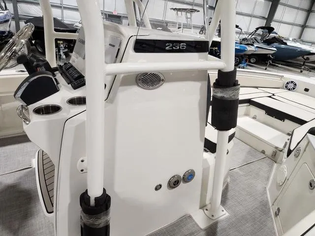 Slide: The Image of Stingray 236CC 2023 - 18