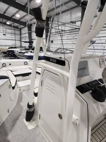 Slide: The Image of Stingray 236CC 2023 - 19