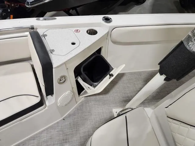 Slide: The Image of Stingray 236CC 2023 - 22