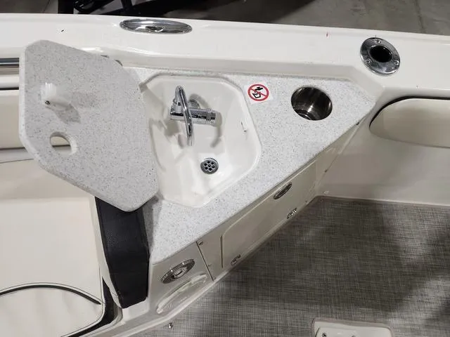 Slide: The Image of Stingray 236CC 2023 - 23