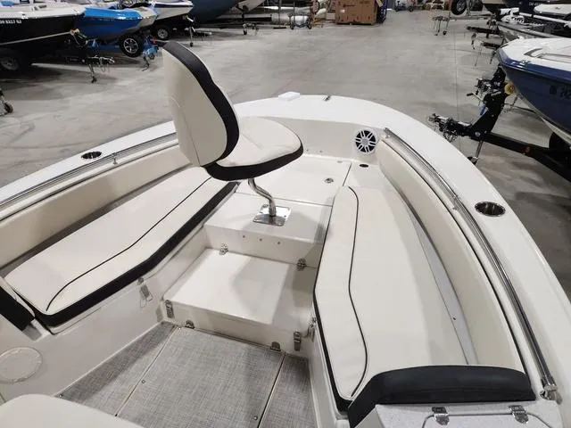 Slide: The Image of Stingray 236CC 2023 - 30