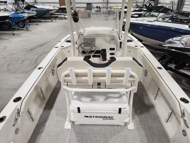 Slide: The Image of Stingray 236CC 2023 - 5