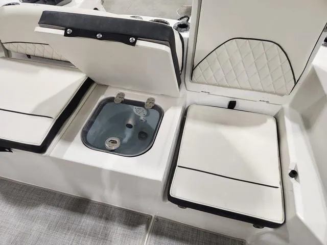 Slide: The Image of Stingray 236CC 2023 - 7