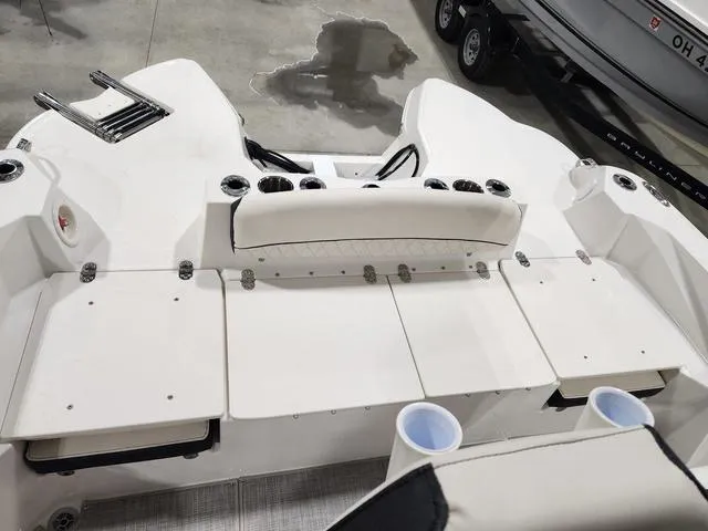 Slide: The Image of Stingray 236CC 2023 - 8