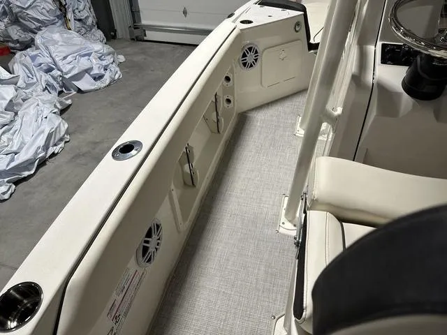 Slide: The Image of Stingray 206 CC 2023 - 10