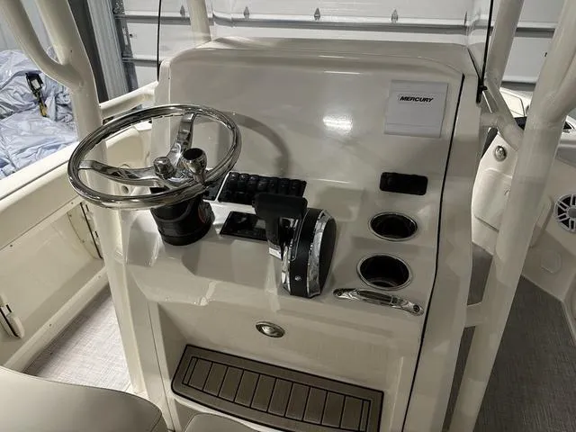 Slide: The Image of Stingray 206 CC 2023 - 11